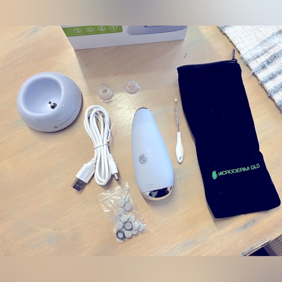 Microderm GLO MINI Blackhead Remover Pore Vacuum & Facial Tool - Picture 3 of 7